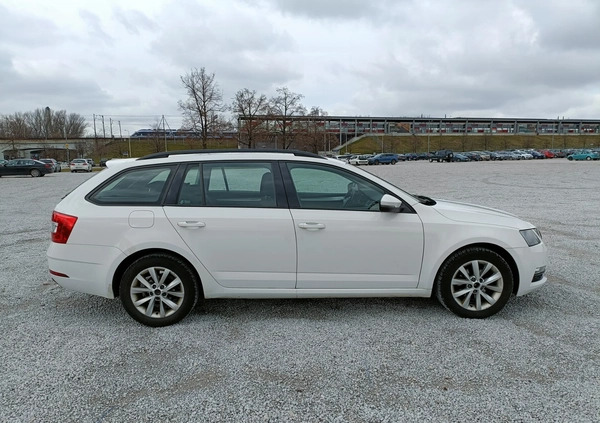 Skoda Octavia cena 37600 przebieg: 242000, rok produkcji 2017 z Gdańsk małe 277